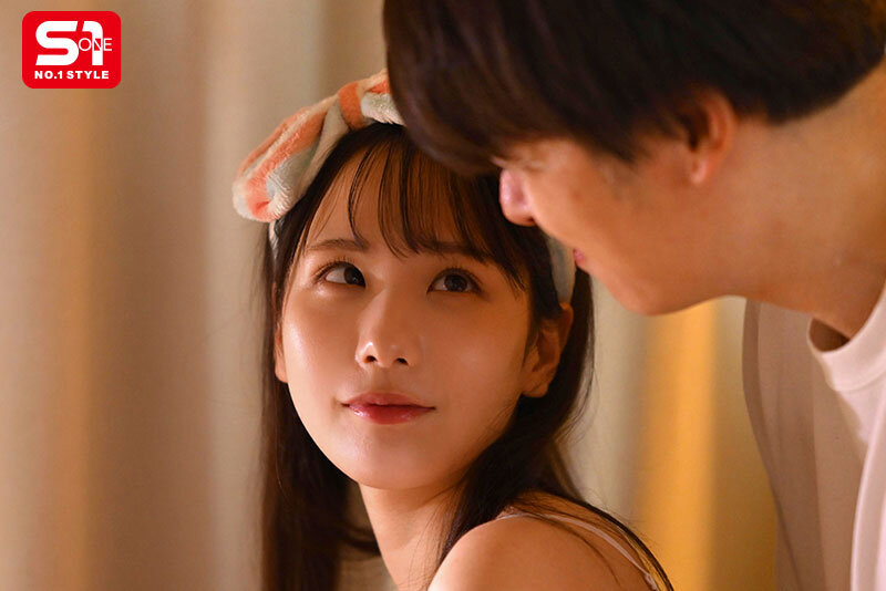 村上悠華がヘアバンドをしながら男性を見つめている